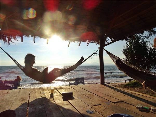 Hoặc chỉ đơn giản là... nằm ườn cả ngày bên bờ biển để được thiên nhiên ôm trọn vào lòng. (Ảnh: Instagram) Hoặc chỉ đơn giản là... nằm ườn cả ngày bên bờ biển để được thiên nhiên ôm trọn vào lòng. (Ảnh: Instagram)