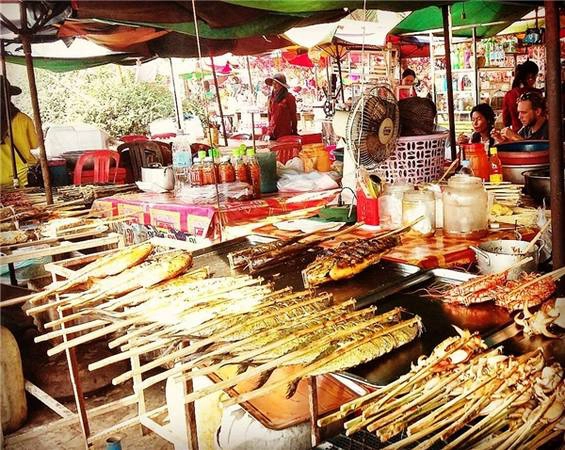 Đến đảo thì tất nhiên phải ăn hải sản thỏa thích rồi. Ở đây không có món gì gọi là đặc sản buộc phải ăn ngay và luôn nhưng có lẽ hải sản tươi sống cũng đủ làm bạn hài lòng. (Ảnh: Instagram) Đến đảo thì tất nhiên phải ăn hải sản thỏa thích rồi. Ở đây không có món gì gọi là đặc sản buộc phải ăn ngay và luôn nhưng có lẽ hải sản tươi sống cũng đủ làm bạn hài lòng. (Ảnh: Instagram)