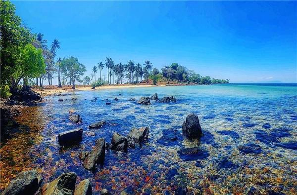 Nước trong vắt phơi bày những hòn đá đủ màu sắc nằm dưới đáy. (Ảnh: Instagram) Nước trong vắt phơi bày những hòn đá đủ màu sắc nằm dưới đáy. (Ảnh: Instagram)