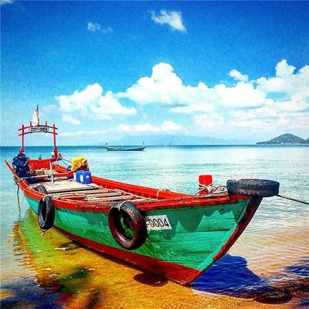 Những chiếc thuyền đơn sơ đưa bạn "thoát khỏi" cuộc sống nhộn nhịp để về với vùng đảo bình yên. (Ảnh: Instagram) Những chiếc thuyền đơn sơ đưa bạn "thoát khỏi" cuộc sống nhộn nhịp để về với vùng đảo bình yên. (Ảnh: Instagram)