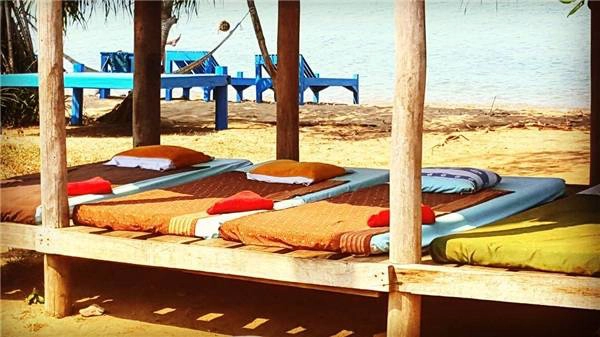 Mát-xa. Không còn gì tuyệt hơn nằm dài mát-xa trên những chiếc ghế đặt dọc bãi biển giữa tiếng sóng vỗ rì rào và gió mát rượi. Bạn sẽ tốn khoảng 5 đô la/giờ (110.000 đồng) mát-xa chân và 7 đô la/giờ (khoảng 155.000 đồng) mát-xa bằng dầu dừa. (Ảnh: Instagram) Mát-xa. Không còn gì tuyệt hơn nằm dài mát-xa trên những chiếc ghế đặt dọc bãi biển giữa tiếng sóng vỗ rì rào và gió mát rượi. Bạn sẽ tốn khoảng 5 đô la/giờ (110.000 đồng) mát-xa chân và 7 đô la/giờ (khoảng 155.000 đồng) mát-xa bằng dầu dừa. (Ảnh: Instagram)