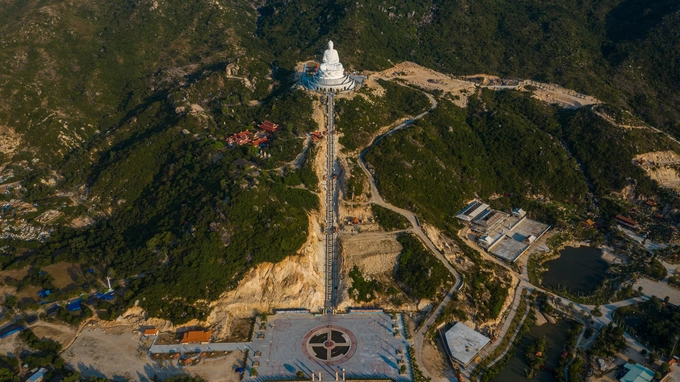 Cách trung tâm Quy Nhơn chừng 20 km là chùa Linh Phong với tượng Phật ngồi lớn nhất Đông Nam Á, thu hút nhiều du khách tâm linh. Tượng có chiều cao 69 m, đường kính 52 m được thiết kế trên một tòa sen nằm ở lưng chừng núi, ở độ cao 129 m và hướng nhìn ra biển.  Chùa thuộc xã Cát Tiến, huyện Phù Cát, toạ lạc ngay trên tuyến đường ĐT 639 và quốc lộ 19B nối sân bay Phù Cát và Quy Nhơn.