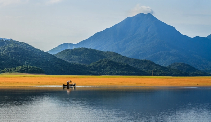 Từ thành phố Quy Nhơn di chuyển theo hướng QL19, tới ngã tư xã Nhơn Tân (thị xã An Nhơn), rẽ trái là đường tới hồ Núi Một (khoảng cách hơn 35 km). Đây là vùng hồ rộng lớn, được xây dựng để phục vụ nước tưới tiêu cho vùng hạ lưu của thị xã An Nhơn và một phần huyện Tuy Phước. Hiện hồ trở thành điểm du lịch cho những người yêu thiên nhiên.