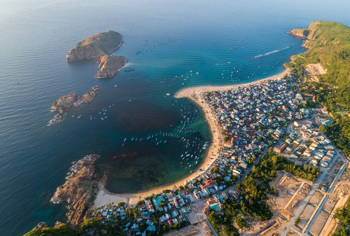 Điểm du lịch nổi tiếng ở Nhơn Hải là Hòn Khô, cách làng chài chỉ khoảng 5 phút đi canô. Các tour thường đưa khách đến Nhơn Hải, sau đó sang Hòn Khô tắm, chơi các trò thể thao nước, check-in ở cây cầu gỗ dựng trên ghềnh đá. Mỗi hành trình kéo dài khoảng 2-3 tiếng, giá 180.000 đồng mỗi người (không bao gồm xe đưa đến Nhơn Hải, ăn trưa).