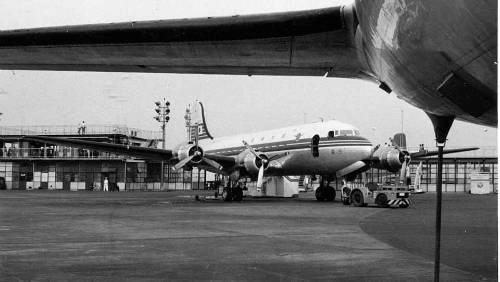 Sân bay Haneda năm 1954. Ảnh: Rodney Stich. Sân bay Haneda năm 1954. Ảnh: Rodney Stich.