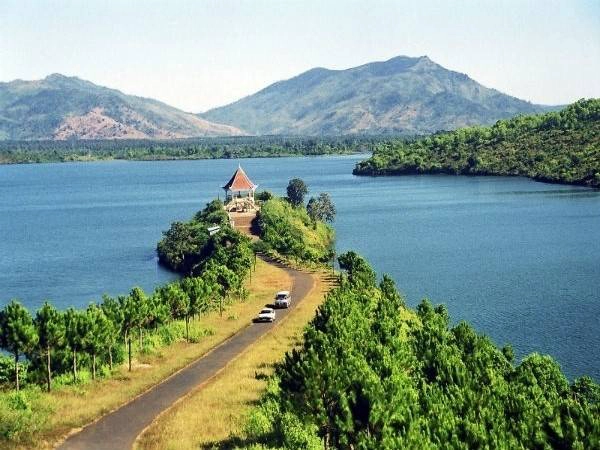 Biển Hồ - viên ngọc bích của Tây Nguyên. Biển Hồ - viên ngọc bích của Tây Nguyên.