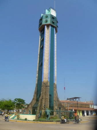 Tháp Obelisk, công trình kiến trúc "xấu nhất thế giới", điểm tham quan chính của Puerto Maldonado - Ảnh: wp, panoramio Tháp Obelisk, công trình kiến trúc "xấu nhất thế giới", điểm tham quan chính của Puerto Maldonado - Ảnh: wp, panoramio
