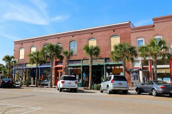 Các cửa hàng ở khu trung tâm thị trấn Apalachicola - Ảnh: sweetsoutherndays