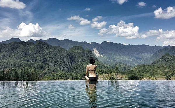 Nổi tiếng với vai trò MC các chương trình thể thao, ngoài đời, Quỳnh Chi còn là một cô nàng thích đi du lịch bụi, đặc biệt là trải nghiệm trên các cung đường xa, để chiêm ngưỡng cảnh đẹp đất nước.