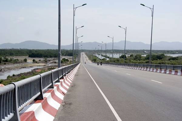 Cây cầu thứ hai là cầu Chà Và - là cây cầu nối liền đảo Long Sơn với quốc lộ 51, giúp rút ngắn khoảng cách từ đảo đến trung tâm Bà Rịa và thành phố Vũng Tàu. Theo nhiều đánh giá, quan cảnh quanh cầu Chà Và đẹp hơn. Các làng bè cũng nhiều hơn. Nếu đi vào cuối tuần, bạn sẽ gặp nhiều cặp đôi chụp ảnh cưới tại đây.