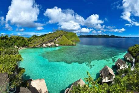 Thời điểm lý tưởng nhất để tới Raja Ampat du lịch và lặn biển là vào khoảng giữa tháng 10 đến giữa tháng 12 vì lúc này thời tiết nắng đẹp, bầu trời trong xanh, ít mưa, gió nhẹ và biển hiền hòa.