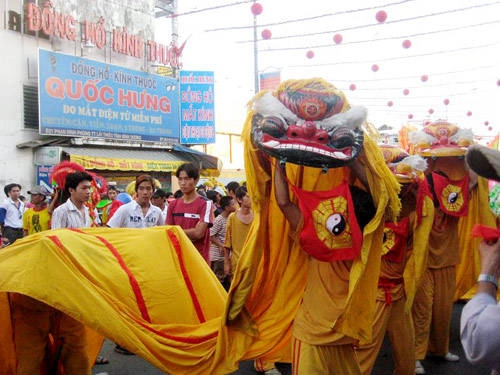 ram-thang-gieng-den-binh-duong-ruoc-kieu-ba-thien-hau-ivivu-11