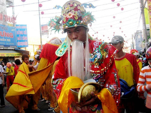 ram-thang-gieng-den-binh-duong-ruoc-kieu-ba-thien-hau-ivivu-12
