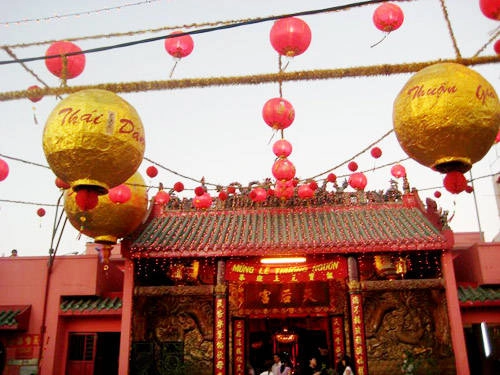 ram-thang-gieng-den-binh-duong-ruoc-kieu-ba-thien-hau-ivivu-14