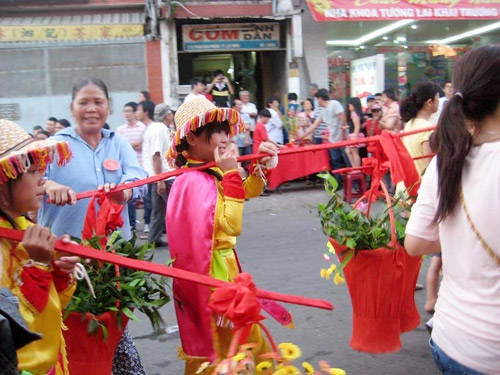 Lễ rước miếu bà Thiên Hậu được tổ chức khá rầm rộ.
