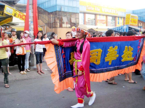 ram-thang-gieng-den-binh-duong-ruoc-kieu-ba-thien-hau-ivivu-3