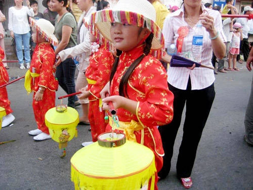 ram-thang-gieng-den-binh-duong-ruoc-kieu-ba-thien-hau-ivivu-4
