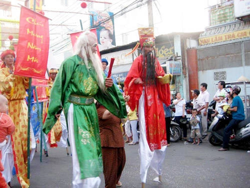 ram-thang-gieng-den-binh-duong-ruoc-kieu-ba-thien-hau-ivivu-6