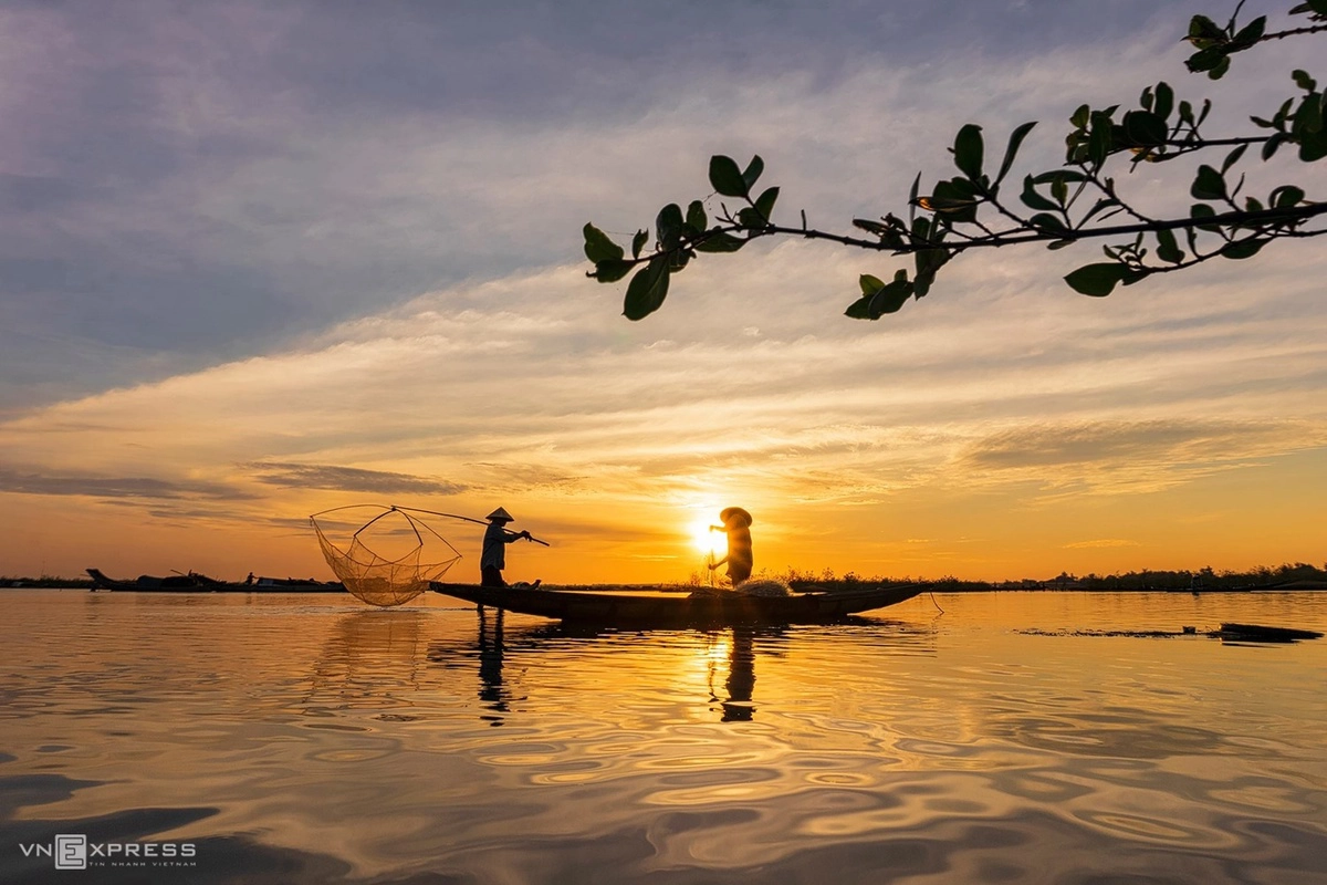   Du khách có thể lên thuyền chở thuê của ngư dân khám phá nhịp sống nơi đây. Đối với người dân vạn đò, họ xem ghe thuyền vừa là nhà ở, vừa là phương tiện mưu sinh. Đó cũng là một phần nhịp sống đặc trưng vùng đầm phá Huế.