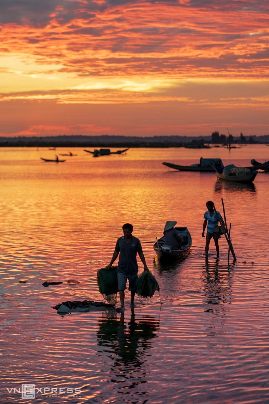   Chiều tối hôm trước là lúc ngư dân đi đặt lưới, thả lừ trên đầm và quay về lúc hừng sáng họp chợ.