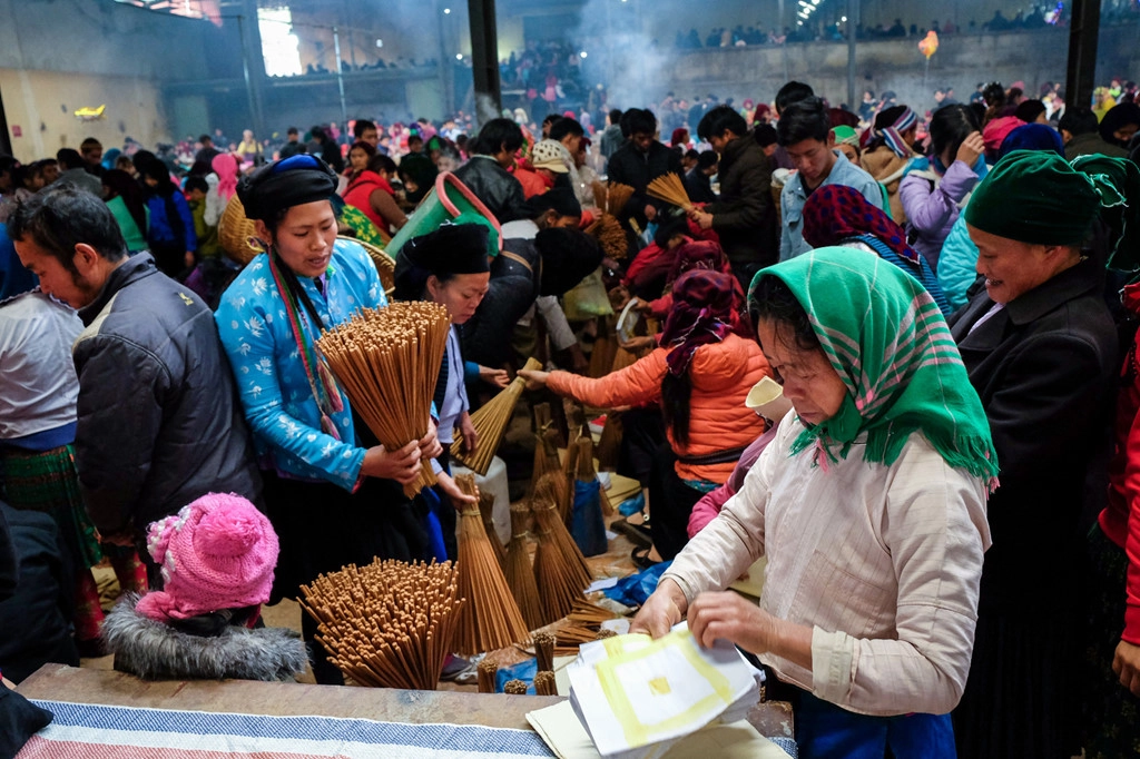 Vào dịp phiên chợ xuân, hương và vàng mã được bày bán nhiều, đây đều là hương do người dân tự làm.