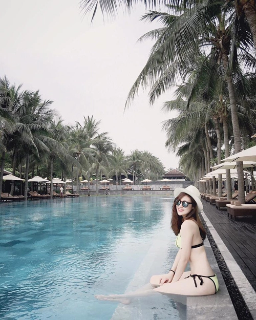 Không chỉ sao Hàn mà nhiều sao Việt cùng từng check in tại resort bên bờ biển Hà My, trong số đó là Á hậu Tú Anh. Đầu tháng 5, trong dịp nghỉ lễ 30/4-1/5 năm 2016, người đẹp đã có một kỳ nghỉ thảnh thơi, lãng mạn tại đây. Ngoài ra, khách còn có thể chơi tennis, cầu lông, bóng rổ, đọc sách trong thư viện hoặc cho trẻ em chơi trò chơi. Giá mỗi đêm nghỉ thuộc loại "con nhà giàu", khoảng từ 7,7 triệu đồng đến 16,3 triệu đồng. Không chỉ sao Hàn mà nhiều sao Việt cùng từng check in tại resort bên bờ biển Hà My, trong số đó là Á hậu Tú Anh. Đầu tháng 5, trong dịp nghỉ lễ 30/4-1/5 năm 2016, người đẹp đã có một kỳ nghỉ thảnh thơi, lãng mạn tại đây. Ngoài ra, khách còn có thể chơi tennis, cầu lông, bóng rổ, đọc sách trong thư viện hoặc cho trẻ em chơi trò chơi. Giá mỗi đêm nghỉ thuộc loại "con nhà giàu", khoảng từ 7,7 triệu đồng đến 16,3 triệu đồng.