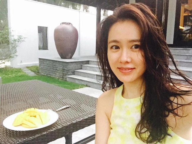 Tháng 4/2016, nữ diễn viên Son Ye Jin cũng tới Đà Nẵng nghỉ dưỡng mùa hè. Tới đây hoàn toàn chỉ với mục đích du lịch, nghỉ ngơi, nàng thơ của phim "Hương mùa hè" tận hưởng những ngày thư thái. Tuy không tiết lộ địa điểm nhưng người hâm mộ nhanh chóng nhận ra đây là khu resort Four Seasons Resort The Nam Hai bên bờ biển Hà My, cách Đà Nẵng khoảng hơn 20 km. Tháng 4/2016, nữ diễn viên Son Ye Jin cũng tới Đà Nẵng nghỉ dưỡng mùa hè. Tới đây hoàn toàn chỉ với mục đích du lịch, nghỉ ngơi, nàng thơ của phim "Hương mùa hè" tận hưởng những ngày thư thái. Tuy không tiết lộ địa điểm nhưng người hâm mộ nhanh chóng nhận ra đây là khu resort Four Seasons Resort The Nam Hai bên bờ biển Hà My, cách Đà Nẵng khoảng hơn 20 km.