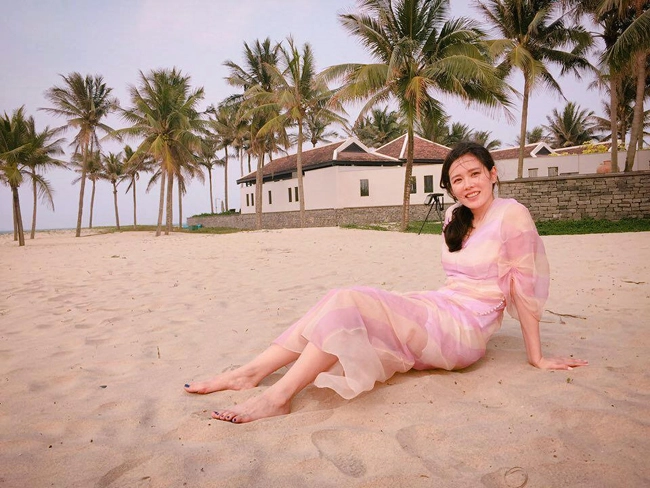 Son Ye Jin khoe ngực đầy khi thoải mái tắm nắng, bơi lội và ăn sáng ngoài trời trong khuôn viên khu resort. Điều khiến bãi biển Hà My được du khách nước ngoài yêu thích chính là sự hoang sơ, vắng vẻ và thanh bình. Do chưa được biết đến nhiều nên du khách đến bãi biển này chủ yếu là nghỉ trong các resort hay khách sạn gần đó. Bạn sẽ không phải đối mặt với cảnh chen chúc xô bồ của hàng quán như những bãi tắm nổi tiếng khác. Son Ye Jin khoe ngực đầy khi thoải mái tắm nắng, bơi lội và ăn sáng ngoài trời trong khuôn viên khu resort. Điều khiến bãi biển Hà My được du khách nước ngoài yêu thích chính là sự hoang sơ, vắng vẻ và thanh bình. Do chưa được biết đến nhiều nên du khách đến bãi biển này chủ yếu là nghỉ trong các resort hay khách sạn gần đó. Bạn sẽ không phải đối mặt với cảnh chen chúc xô bồ của hàng quán như những bãi tắm nổi tiếng khác.