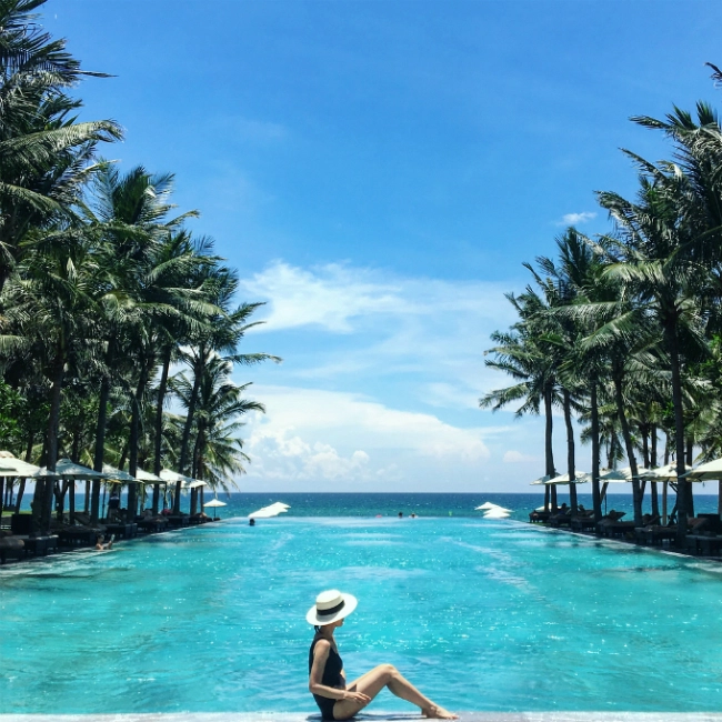 Khu resort có nhiều biệt thự hướng biển, xây dựng theo nguyên tắc phong thủy cùng phong cách kiến trúc cổ truyền, giữa lối đi là hàng dừa xanh mang đậm hình ảnh đất Việt. Có khá nhiều lựa chọn cho bạn từ biệt thự từ 1 đến 5 phòng ngủ, tất cả đều có bể bơi riêng. Khu resort có nhiều biệt thự hướng biển, xây dựng theo nguyên tắc phong thủy cùng phong cách kiến trúc cổ truyền, giữa lối đi là hàng dừa xanh mang đậm hình ảnh đất Việt. Có khá nhiều lựa chọn cho bạn từ biệt thự từ 1 đến 5 phòng ngủ, tất cả đều có bể bơi riêng.