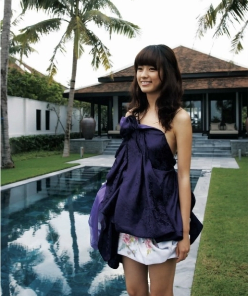 Ít ai biết rằng không phải bây giờ mà khi vừa mở cửa từ 2006, khu nghỉ này đã được sao Hàn quan tâm. Đầu tháng 1/2008, Han Hyo Joo đã có mặt tại Đà Nẵng chụp hình cho tạp chí với chủ đề “Travel With Celebrity”. Tại đây, nữ diễn viên khả ái có cơ hội nếm thử món phở truyền thống và trải nghiệm thú vị trên chiếc xích lô mang đậm phong cách Việt. Khu nghỉ được Han Hyo Joo chọn để dừng chân, đồng thời thực hiện bộ ảnh thời trang. Ít ai biết rằng không phải bây giờ mà khi vừa mở cửa từ 2006, khu nghỉ này đã được sao Hàn quan tâm. Đầu tháng 1/2008, Han Hyo Joo đã có mặt tại Đà Nẵng chụp hình cho tạp chí với chủ đề “Travel With Celebrity”. Tại đây, nữ diễn viên khả ái có cơ hội nếm thử món phở truyền thống và trải nghiệm thú vị trên chiếc xích lô mang đậm phong cách Việt. Khu nghỉ được Han Hyo Joo chọn để dừng chân, đồng thời thực hiện bộ ảnh thời trang.