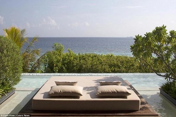 Các biệt thự ở đây đều sở hữu view ngắm Ấn Độ Dương. Resort có một đầu bếp làm việc 24/24 để nấu những món ăn cho từng bữa, kèm theo là một nhân viên phục vụ phòng đáp ứng các yêu cầu của du khách. Các biệt thự ở đây đều sở hữu view ngắm Ấn Độ Dương. Resort có một đầu bếp làm việc 24/24 để nấu những món ăn cho từng bữa, kèm theo là một nhân viên phục vụ phòng đáp ứng các yêu cầu của du khách.