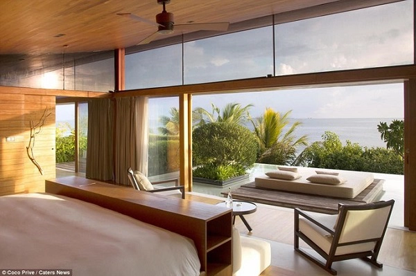 Một số phòng ngủ ở resort này cũng có view ngắm hướng thẳng ra biển. Hòn đảo Coco Prive có rất nhiều loại cây nhiệt đới, vừa cho bóng mát lẫn hoa quả như xoài, dừa, cọ, hoa đại, dâm bụt biển, hoa giấy... Một số phòng ngủ ở resort này cũng có view ngắm hướng thẳng ra biển. Hòn đảo Coco Prive có rất nhiều loại cây nhiệt đới, vừa cho bóng mát lẫn hoa quả như xoài, dừa, cọ, hoa đại, dâm bụt biển, hoa giấy...