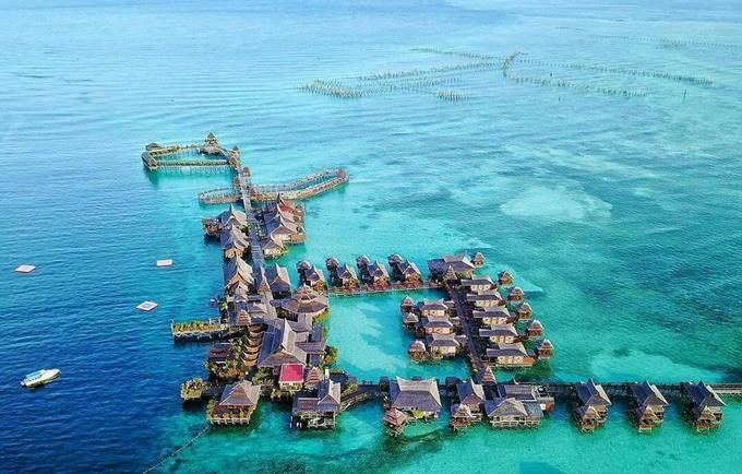 Người ta còn gọi Mabul là "Maldives của Malaysia" bởi các resort nổi trên biển và một trong những điểm được yêu thích là Mabul Water Bungalow - nơi trăng mật khó có thể chê dành cho các đôi uyên ương với nhiều nhánh nhà nối với nhau bằng cầu gỗ.