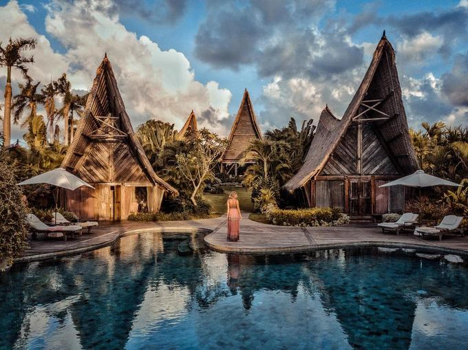 Tọa lạc khoảng giữa Seminyak và Canggu thuộc Bali, Own Villa chiếm trọn cảm tình của du khách ngay khi đặt chân đến với kiểu thiết kế hòa với thiên nhiên, giúp bạn tách biệt khỏi ồn ào, xô bồ của phố thị. Tọa lạc khoảng giữa Seminyak và Canggu thuộc Bali, Own Villa chiếm trọn cảm tình của du khách ngay khi đặt chân đến với kiểu thiết kế hòa với thiên nhiên, giúp bạn tách biệt khỏi ồn ào, xô bồ của phố thị.