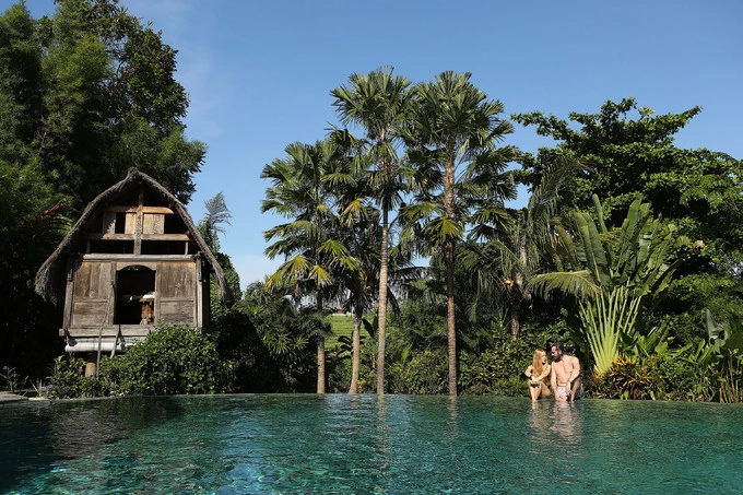Du khách thoải mái bơi lội, sống ảo ở bể bơi ngay trung tâm resort, nằm phơi nắng trên hàng ghế dài cạnh hồ, còn phòng massage tựa tổ chim kế đó dành cho người muốn thư giãn, làm đẹp bằng phương pháp truyền thống của người bản địa. Du khách thoải mái bơi lội, sống ảo ở bể bơi ngay trung tâm resort, nằm phơi nắng trên hàng ghế dài cạnh hồ, còn phòng massage tựa tổ chim kế đó dành cho người muốn thư giãn, làm đẹp bằng phương pháp truyền thống của người bản địa.