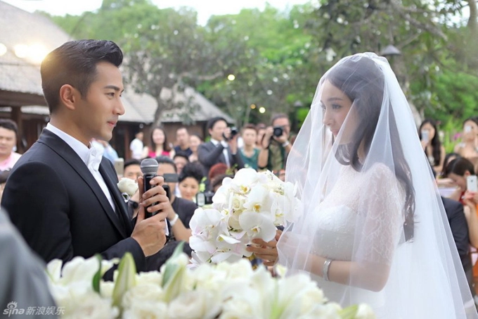 Đôi tiên đồng ngọc nữ Lưu Khải Uy - Dương Mịch là những người đầu tiên trong làng điện ảnh Hoa ngữ chọn Bulgari resort làm nơi kết hôn vào ngày 8/1/2014. Tài tử đến từ Hong Kong đã bao trọn khu nghỉ từ hai ngày trước để gia đình và bạn bè nghỉ ngơi và chuẩn bị hôn lễ một cách tỉ mỉ. Đôi tiên đồng ngọc nữ Lưu Khải Uy - Dương Mịch là những người đầu tiên trong làng điện ảnh Hoa ngữ chọn Bulgari resort làm nơi kết hôn vào ngày 8/1/2014. Tài tử đến từ Hong Kong đã bao trọn khu nghỉ từ hai ngày trước để gia đình và bạn bè nghỉ ngơi và chuẩn bị hôn lễ một cách tỉ mỉ.