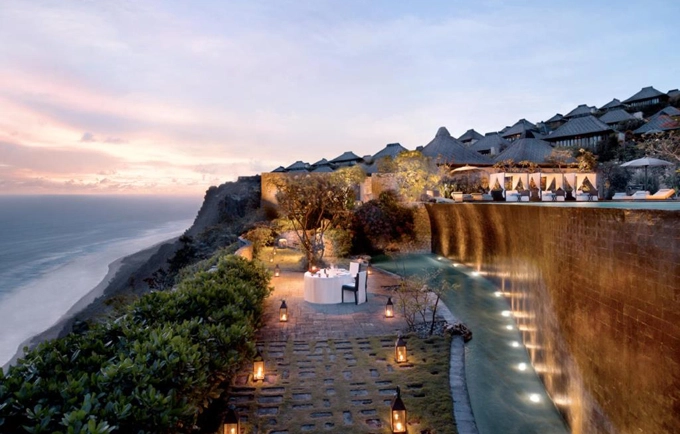 Bulgari là một resort hạng sang nằm tại bán đảo Jimbaran, Uluwatu, Bali, cách sân bay Bali Ngurah Rai 12 km. Khu nghỉ nằm trên một vách đá cao 150m so với mực nước biển và có tầm nhìn bao quát ra Ấn Độ Dương. Bulgari là một resort hạng sang nằm tại bán đảo Jimbaran, Uluwatu, Bali, cách sân bay Bali Ngurah Rai 12 km. Khu nghỉ nằm trên một vách đá cao 150m so với mực nước biển và có tầm nhìn bao quát ra Ấn Độ Dương.