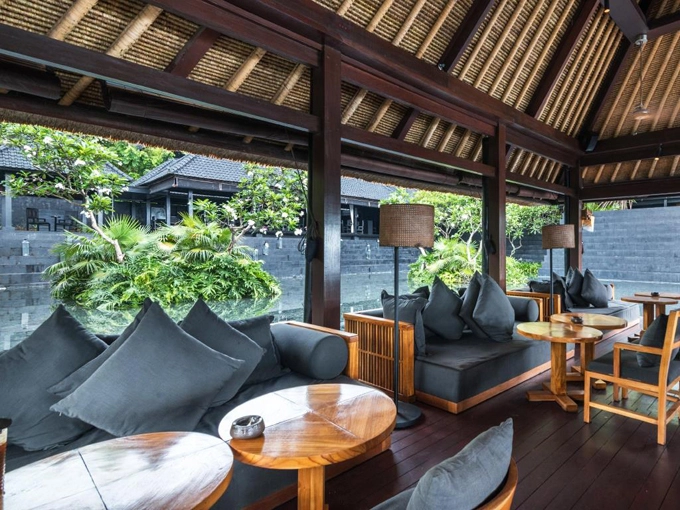 Khu nghỉ có nhiều nhà hàng, trong đó nhà hàng Sangkar phục vụ ẩm thực Indonesia và châu Á. Il Ristorante Luca Fantin phục vụ các món ăn hiện đại theo phong cách Italy, còn các món hải sản tươi sống phục vụ tại nhà hàng La Spiaggia. Khu nghỉ có nhiều nhà hàng, trong đó nhà hàng Sangkar phục vụ ẩm thực Indonesia và châu Á. Il Ristorante Luca Fantin phục vụ các món ăn hiện đại theo phong cách Italy, còn các món hải sản tươi sống phục vụ tại nhà hàng La Spiaggia.