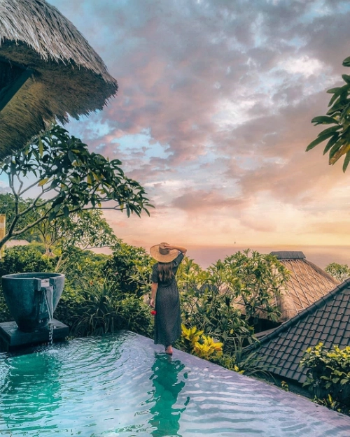 Các biệt thự rộng rãi tại Bulgari Resort Bali có lối trang trí truyền thống mang phong cách đặc trưng ở Bali. Phòng tắm bằng kính suốt từ sàn lên đến trần, nhìn ra biển. Ngoài nhu cầu ăn ở, du khách còn có thể tận hưởng cảm giác thoải mái ở 8 phòng trị liệu thảo dược trong spa hoặc thư giãn gân cốt với phòng massage. Các biệt thự rộng rãi tại Bulgari Resort Bali có lối trang trí truyền thống mang phong cách đặc trưng ở Bali. Phòng tắm bằng kính suốt từ sàn lên đến trần, nhìn ra biển. Ngoài nhu cầu ăn ở, du khách còn có thể tận hưởng cảm giác thoải mái ở 8 phòng trị liệu thảo dược trong spa hoặc thư giãn gân cốt với phòng massage.