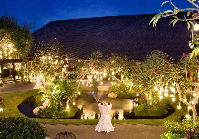 Quầy bar trên đỉnh vách đá có tầm nhìn ngoạn mục ra đại dương và phục vụ các loại cocktail, rượu vang thượng hạng. Khung cảnh nơi đây được ví như một khu vườn treo trên vách núi, nhìn xuống vực biển. Quầy bar trên đỉnh vách đá có tầm nhìn ngoạn mục ra đại dương và phục vụ các loại cocktail, rượu vang thượng hạng. Khung cảnh nơi đây được ví như một khu vườn treo trên vách núi, nhìn xuống vực biển.