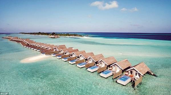 Resort 5 sao LUX South Ari Atoll là một trong những điểm dừng chân mới cho những ai muốn hưởng thụ chuỗi ngày như thiên đường ở đảo quốc Maldives huyền thoại. Khu resort xa hoa này sẽ khiến du khách phải ngỡ ngàng bởi độ hoành tráng và sang trọng, tới nỗi một khi đã tới hiếm ai muốn quay về.