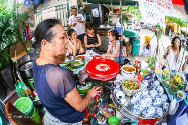 ret-cam-cam-chieu-ve-chi-em-nho-ru-nhau-qua-5-quan-oc-nong-ngon-co-tieng-o-ha-noi-ivivu-11
