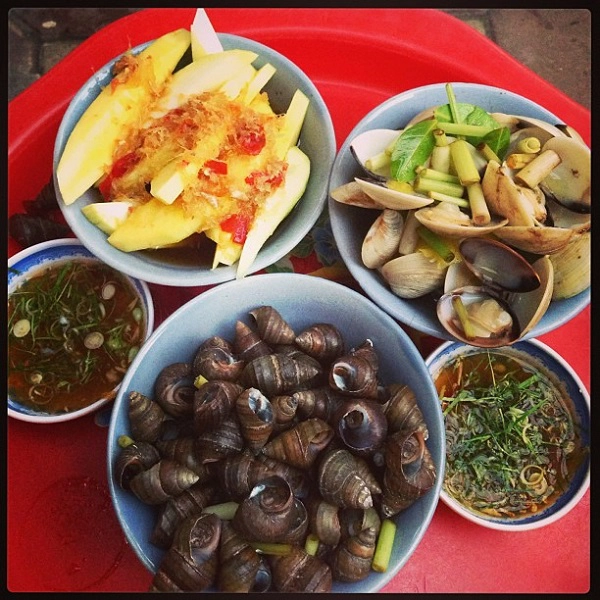 ret-cam-cam-chieu-ve-chi-em-nho-ru-nhau-qua-5-quan-oc-nong-ngon-co-tieng-o-ha-noi-ivivu-24