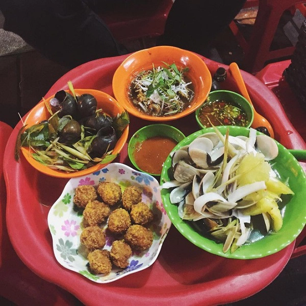 ret-cam-cam-chieu-ve-chi-em-nho-ru-nhau-qua-5-quan-oc-nong-ngon-co-tieng-o-ha-noi-ivivu-8