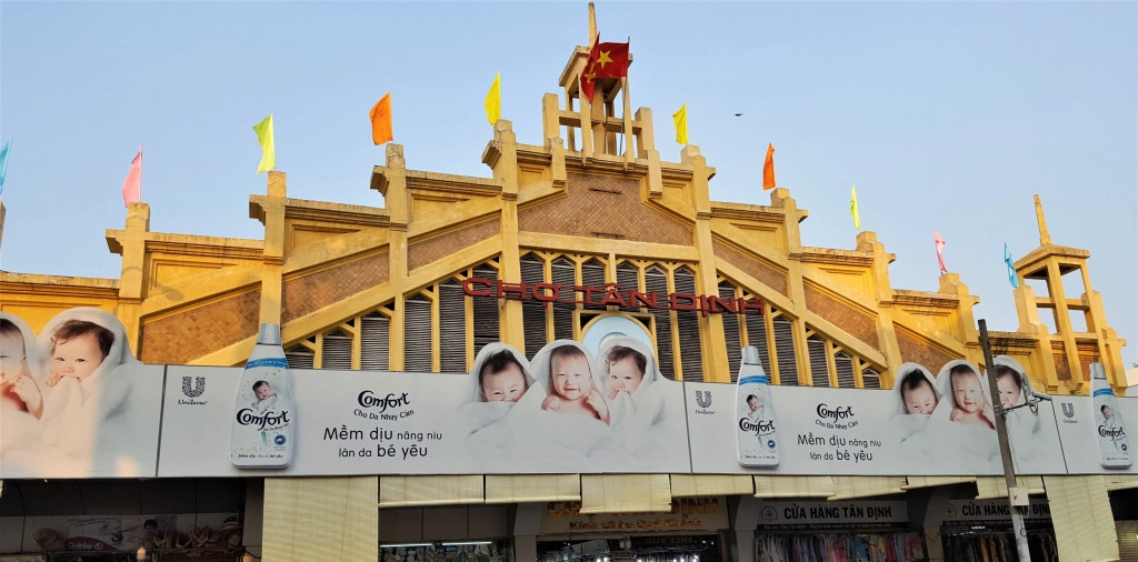 Chợ Tân Định: Nằm trên đường Hai Bà Trưng sầm uất, chợ có từ năm 1926. Xưa, đây từng được xem là "chợ nhà giàu" của người Sài Gòn, bày bán nhiều mặt hàng chất lượng. Hiện nay, chợ Tân Định thu hút nhiều người đến tham quan, mua sắm. Ảnh: Nomutake Keimomo, Kazuo Terajima. Chợ Tân Định: Nằm trên đường Hai Bà Trưng sầm uất, chợ có từ năm 1926. Xưa, đây từng được xem là "chợ nhà giàu" của người Sài Gòn, bày bán nhiều mặt hàng chất lượng. Hiện nay, chợ Tân Định thu hút nhiều người đến tham quan, mua sắm. Ảnh: Nomutake Keimomo, Kazuo Terajima.