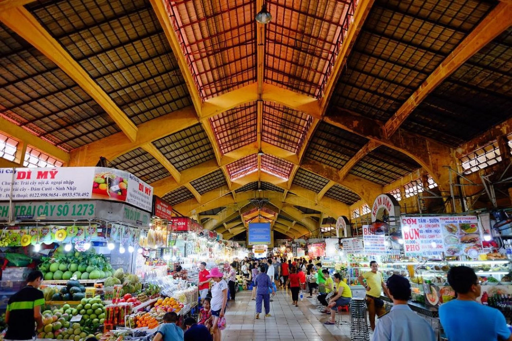 Chợ Bến Thành: Sẽ thật thiếu sót nếu không nhắc đến ngôi chợ nhà lồng hơn một thế kỷ tuổi đời này ở Sài Gòn. Tọa lạc tại vị trí trung tâm đầy sôi động, chợ Bến Thành là một trong những điểm du lịch hút khách nhất ở thành phố. Ảnh: @danielflytw, @diep.phan13, @hoanghaiquynh, @me_ke_arisa. Chợ Bến Thành: Sẽ thật thiếu sót nếu không nhắc đến ngôi chợ nhà lồng hơn một thế kỷ tuổi đời này ở Sài Gòn. Tọa lạc tại vị trí trung tâm đầy sôi động, chợ Bến Thành là một trong những điểm du lịch hút khách nhất ở thành phố. Ảnh: @danielflytw, @diep.phan13, @hoanghaiquynh, @me_ke_arisa.