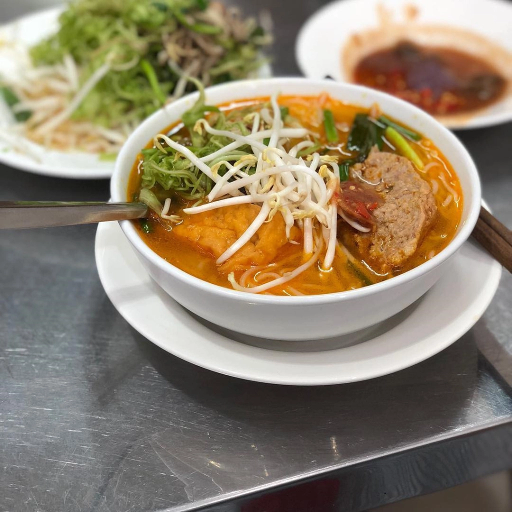 Chợ bày bán hàng hóa phong phú, từ "made in Vietnam" đến khắp nơi trên thế giới. Tuy nhiên, giá cả tương đối cao so với mặt bằng chung. Chợ Bến Thành còn là địa chỉ lý tưởng để thưởng thức ẩm thực Sài Gòn. Ảnh: @thaodao, @jpjung74, @linhchimm, @ericekos. Chợ bày bán hàng hóa phong phú, từ "made in Vietnam" đến khắp nơi trên thế giới. Tuy nhiên, giá cả tương đối cao so với mặt bằng chung. Chợ Bến Thành còn là địa chỉ lý tưởng để thưởng thức ẩm thực Sài Gòn. Ảnh: @thaodao, @jpjung74, @linhchimm, @ericekos.