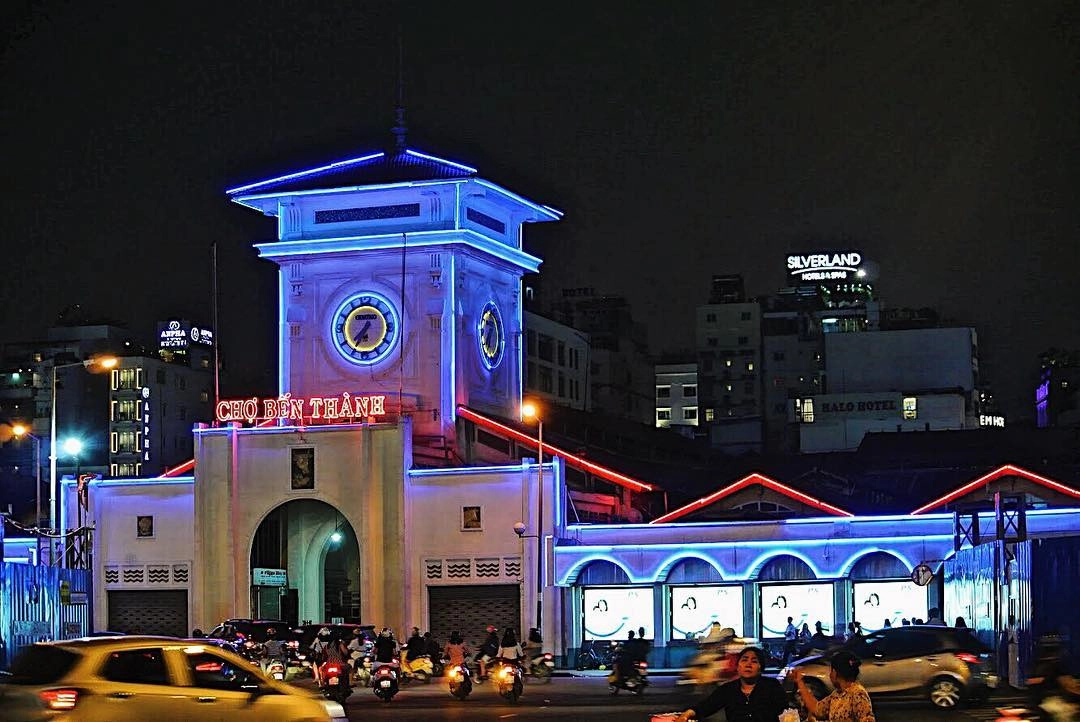 Đến tận khuya, Bến Thành vẫn chưa thôi náo nhiệt với khu chợ đêm ở đây. Bốn mặt tiền chợ, nhất là dọc theo hai con đường Phan Bội Châu và Phan Chu Trinh ở hai cửa đông và cửa tây, luôn tấp nập du khách. Tất cả cùng hòa mình vào nhịp sống năng động của một thành phố trẻ. Ảnh: @mon_henry, @msjnunez, @maisaraharshad, @ismi_rinjani. Đến tận khuya, Bến Thành vẫn chưa thôi náo nhiệt với khu chợ đêm ở đây. Bốn mặt tiền chợ, nhất là dọc theo hai con đường Phan Bội Châu và Phan Chu Trinh ở hai cửa đông và cửa tây, luôn tấp nập du khách. Tất cả cùng hòa mình vào nhịp sống năng động của một thành phố trẻ. Ảnh: @mon_henry, @msjnunez, @maisaraharshad, @ismi_rinjani.