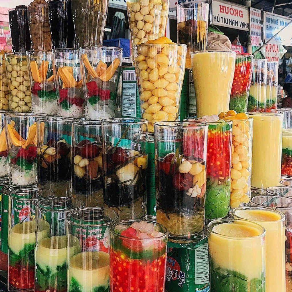 Dạo chơi chợ Tân Định cuối tuần, bạn sẽ không lo gì đói. Khu chợ này có nhiều món ngon của Sài Gòn như hủ tiếu, cháo sườn, bò bía, chè các loại... Đặc biệt, nhiều quầy hàng ăn uống ở đây được cho là vẫn giữ nguyên hương vị của một thời. Ảnh: @behindfoodcarts, @now.vn_saigon, @doiratngon, @uyenien0608. Dạo chơi chợ Tân Định cuối tuần, bạn sẽ không lo gì đói. Khu chợ này có nhiều món ngon của Sài Gòn như hủ tiếu, cháo sườn, bò bía, chè các loại... Đặc biệt, nhiều quầy hàng ăn uống ở đây được cho là vẫn giữ nguyên hương vị của một thời. Ảnh: @behindfoodcarts, @now.vn_saigon, @doiratngon, @uyenien0608.