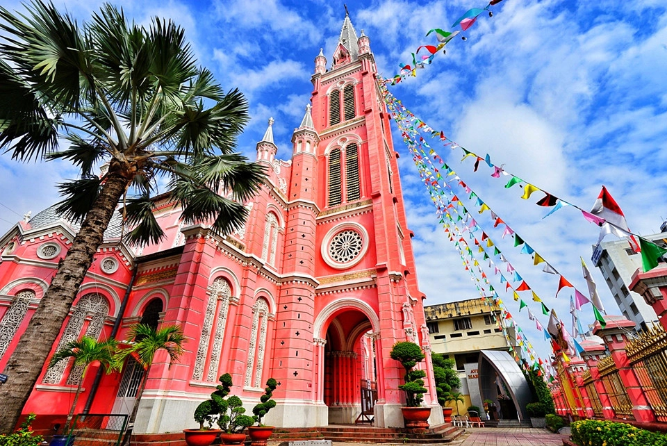 Đối diện chợ Tân Định không xa là nhà thờ Tân Định. Đây là công trình kiến trúc mang phong cách Gothic kết hợp Roman, pha chút Baroque ở đường nét trang trí. Song, màu sắc mới chính là nét độc đáo nhất của nhà thờ này. Ảnh: Leo Chang. Đối diện chợ Tân Định không xa là nhà thờ Tân Định. Đây là công trình kiến trúc mang phong cách Gothic kết hợp Roman, pha chút Baroque ở đường nét trang trí. Song, màu sắc mới chính là nét độc đáo nhất của nhà thờ này. Ảnh: Leo Chang.